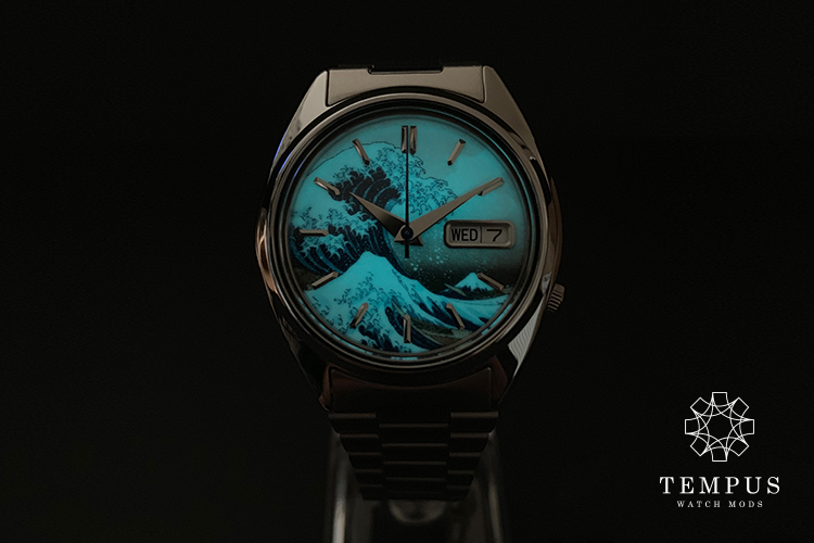 Fully lumed dial featuring the Great Wave of Kanagawa
